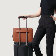 
Á módeli:  The Baxter Brown Leather Laptop Sleeve For Men & Women á módeli í náttúrulegu dagsbirtu