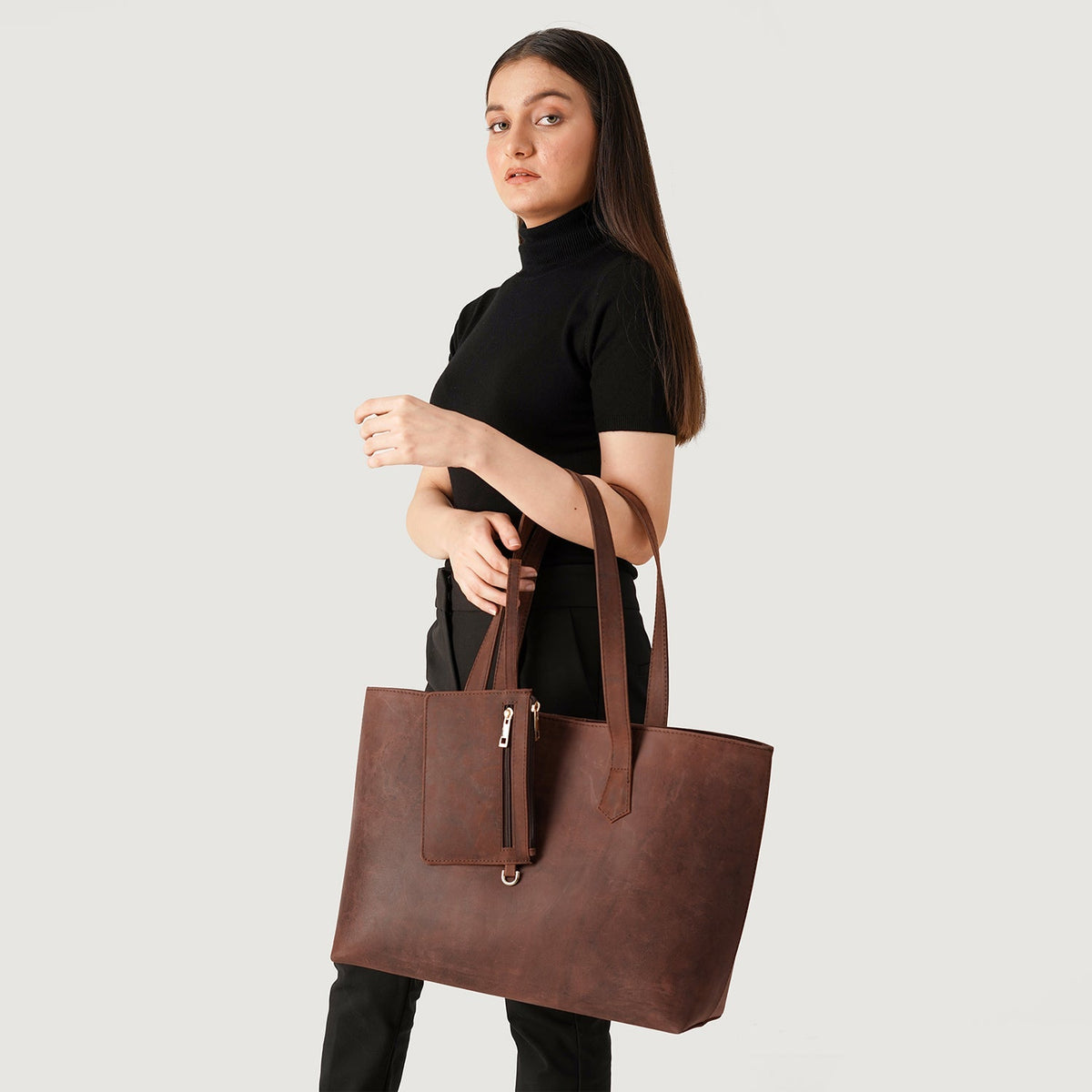 
Distressed Brown Full-Grain leather Bag - Að aftan með styrktum leðurólum