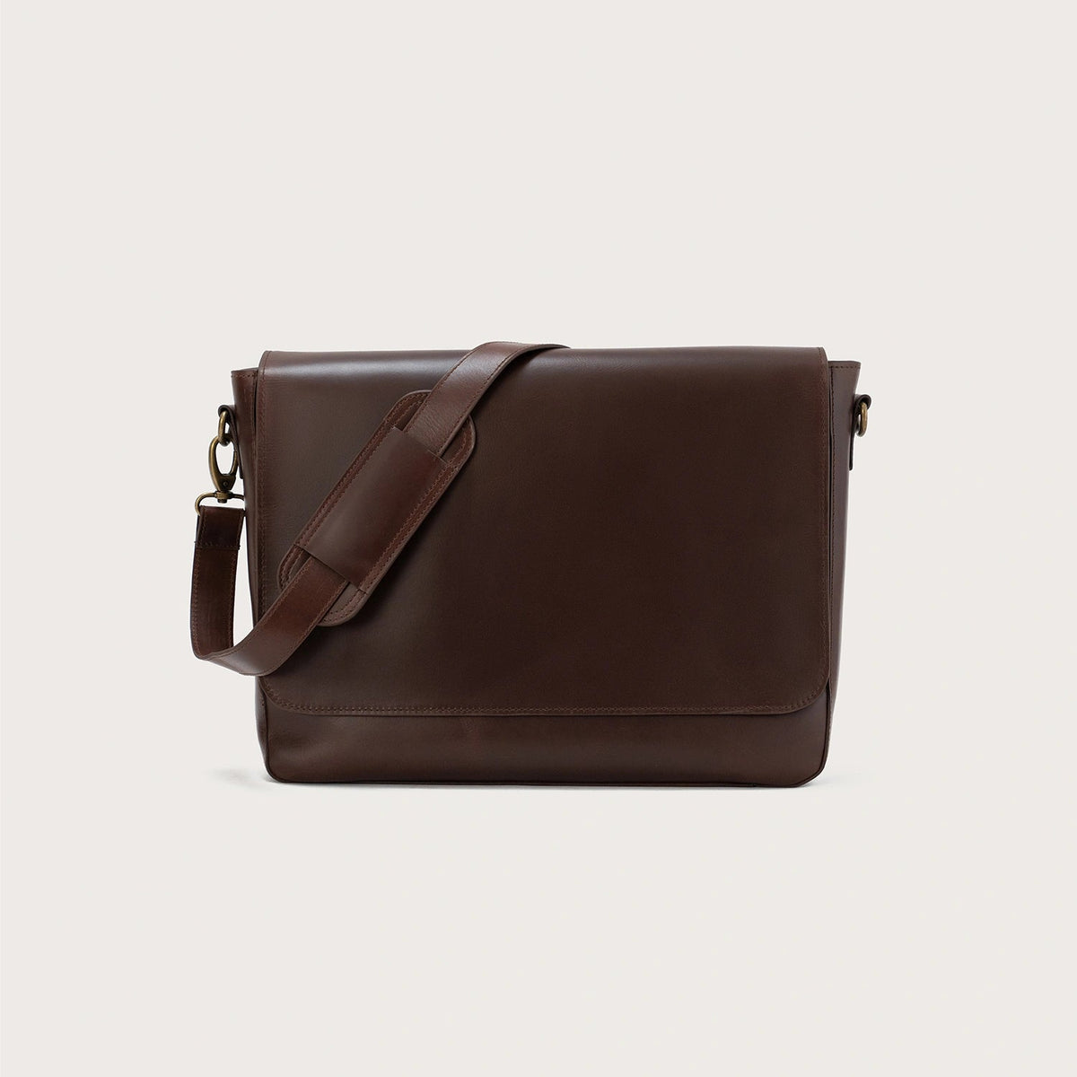
The Carismatico Vintage Brown Leather Messenger Bag For Men & Women in Vintage Brown Full-Grain Leather - Full Exterior Að framan með sniðinni hönnun | Kaupa á netinu