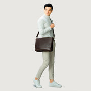 
Vintage Brown Full-Grain Leather Messenger Bag - Að aftan með styrktum leðurólum