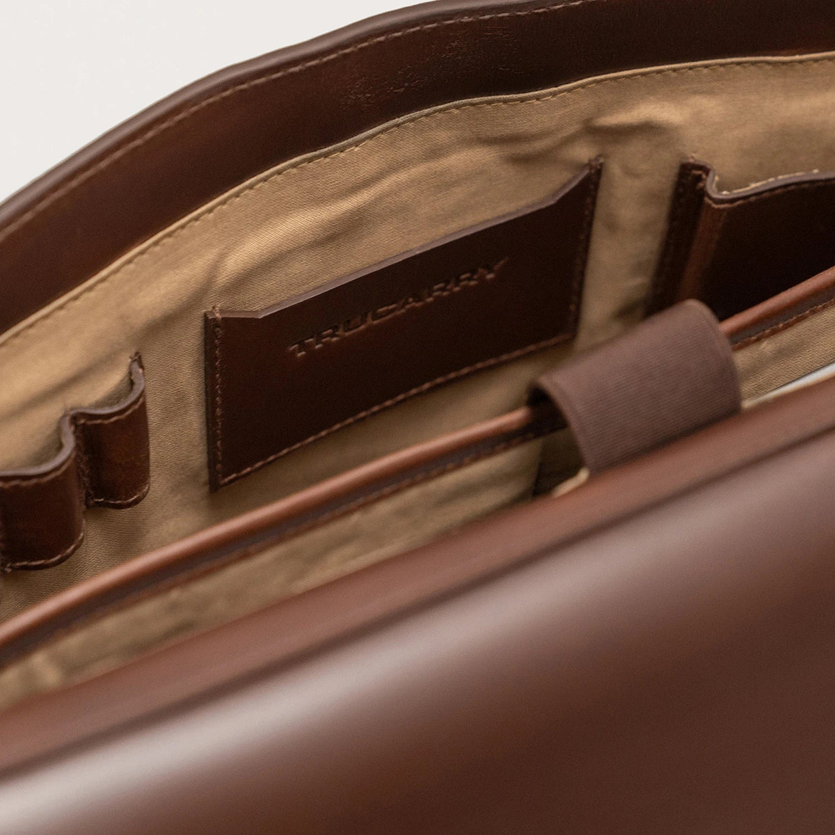 
Fóðursýn Showing Dedicated Padded Laptop Sleeve & Multi-Compartment Organization