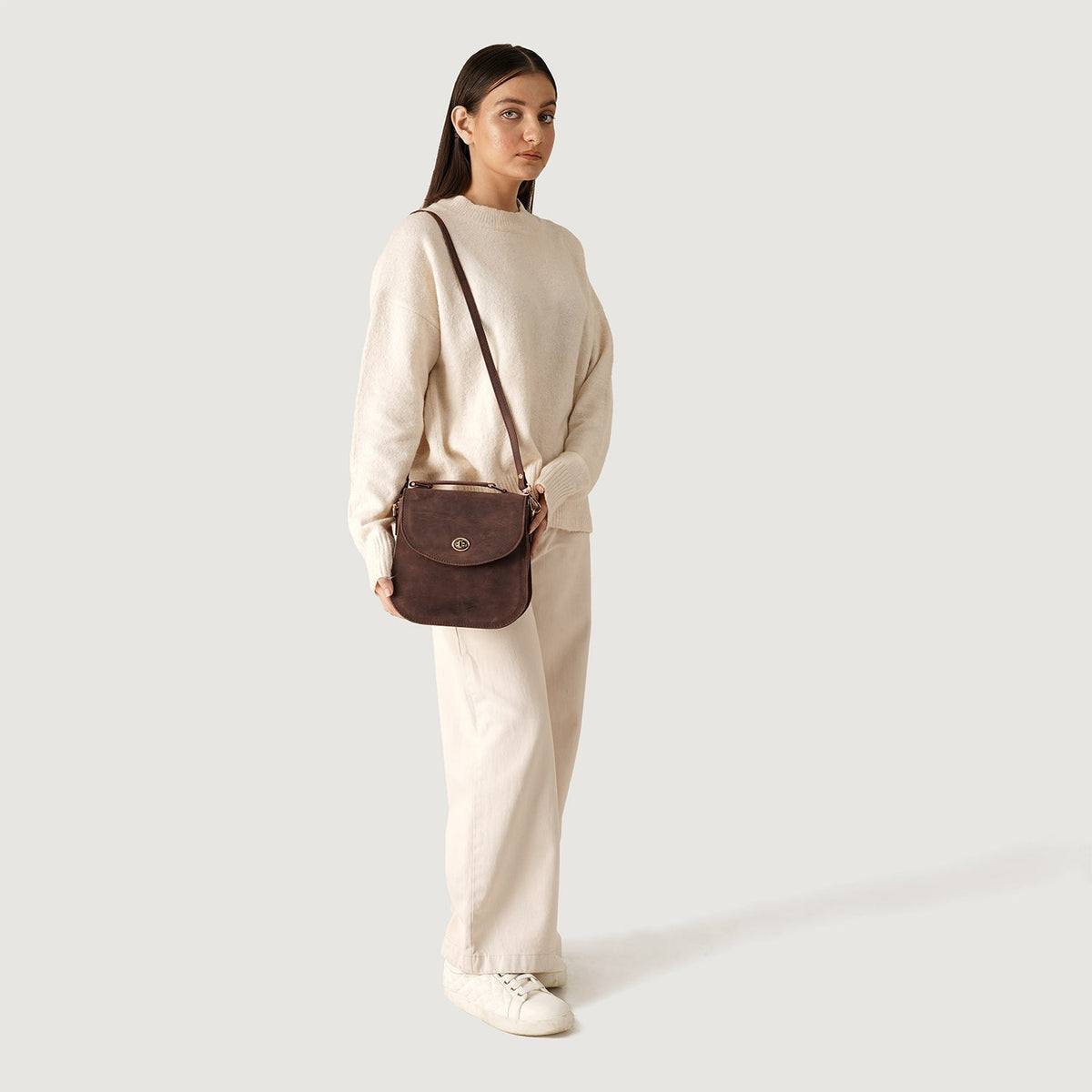 
Distressed Brown Full-Grain leather Bag - Að aftan með styrktum leðurólum
