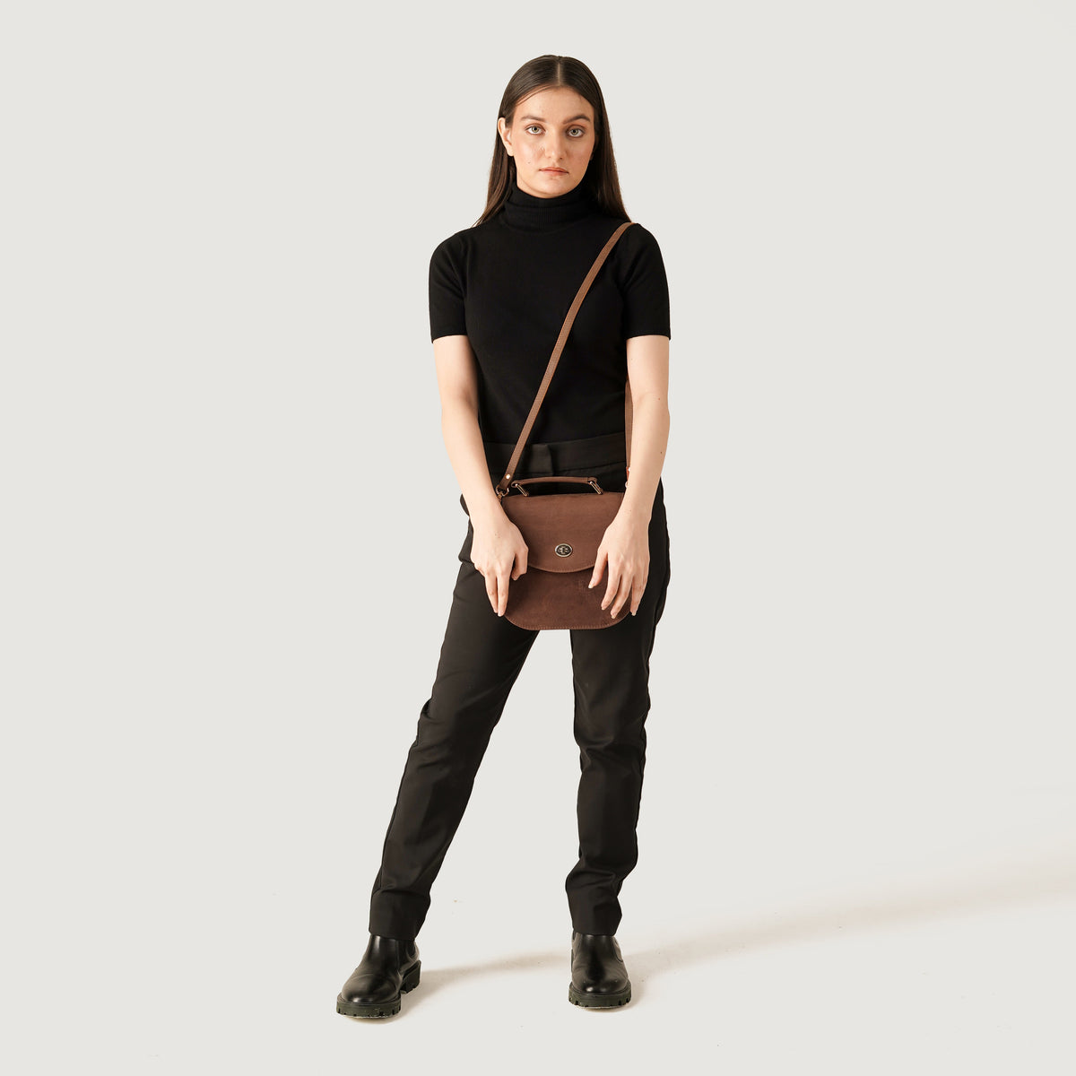 
Tan Full Grain Naturally Milled Cowhide Leather. Leather Bag - Að aftan með styrktum leðurólum