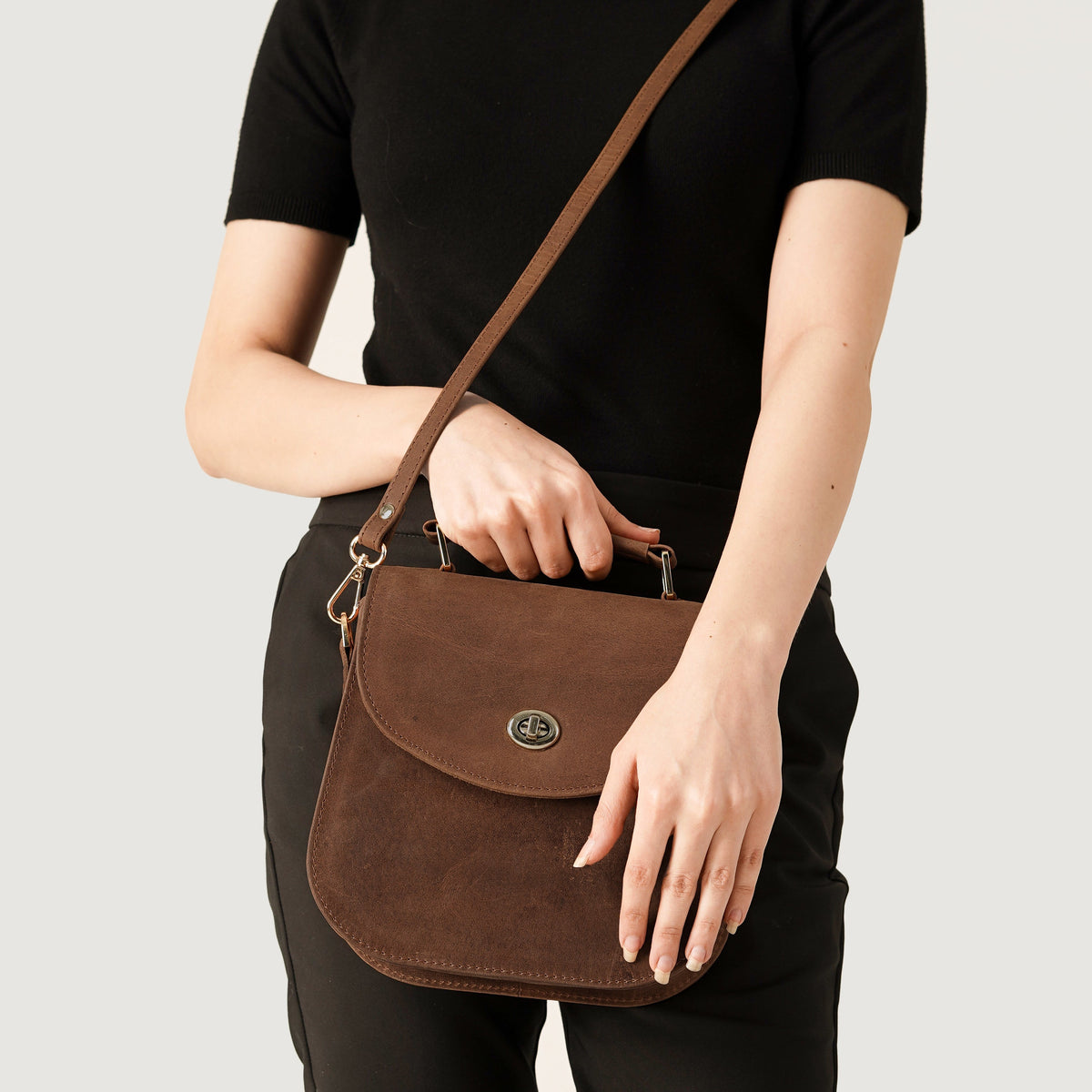 
Solid Antique Brass Hardware & Heavy-Duty Dual Zipper Detail on The Sandra Vintage Ljósbrúnn Leather Saddle Bag For Women