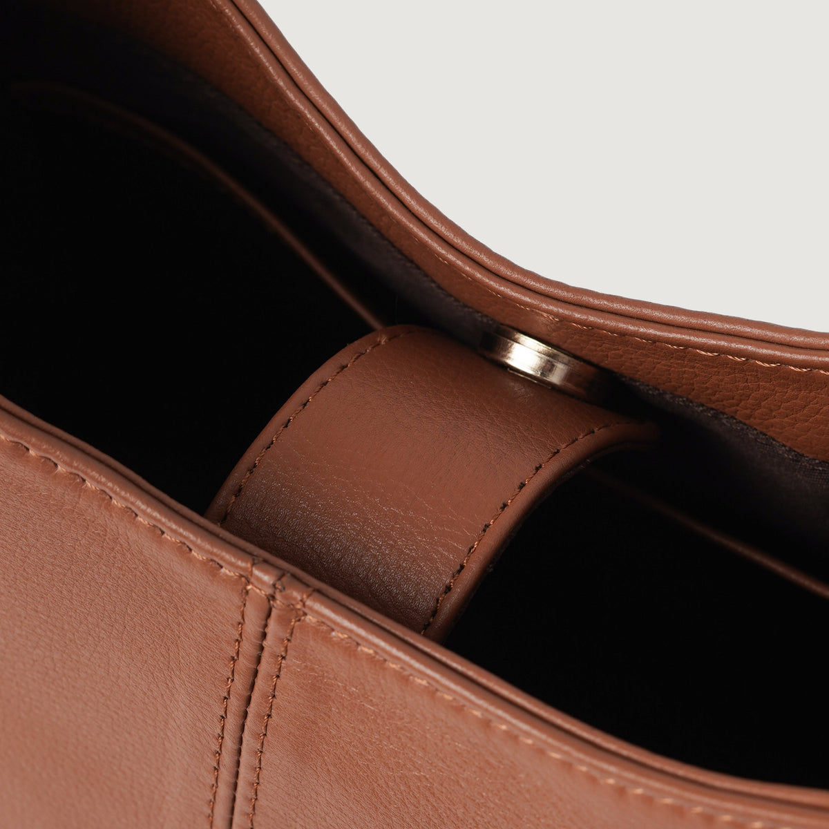 
Á módeli:  The Stefani Brown Leather Hobo Bag For Women á módeli í náttúrulegu dagsbirtu