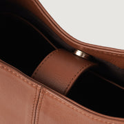 
Á módeli:  The Stefani Brown Leather Hobo Bag For Women á módeli í náttúrulegu dagsbirtu