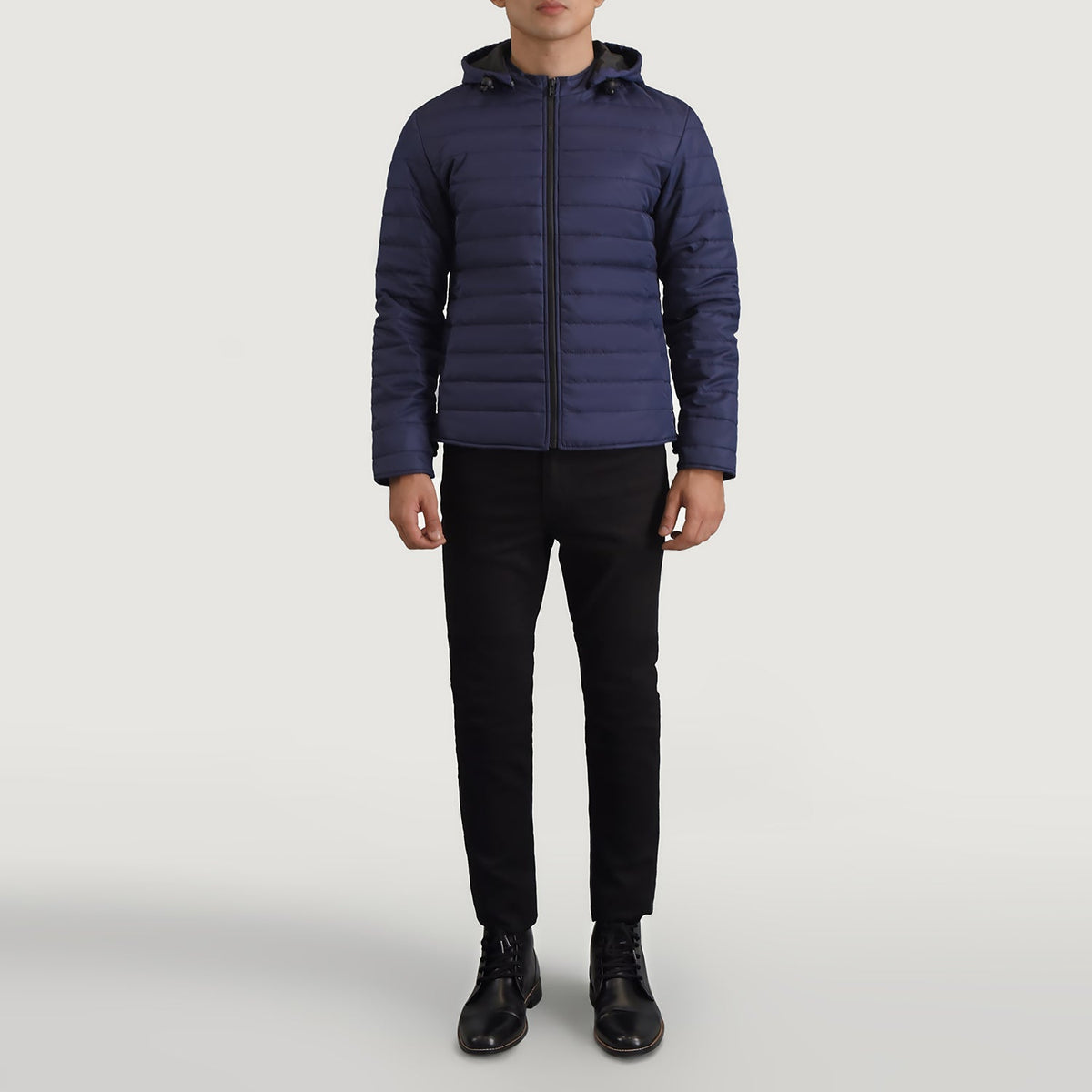 
Tyler Blár Hooded Puffer Leðurjakki fyrir Karla - Hliðarsýn með vinnuvistfræðilegu ermasniði