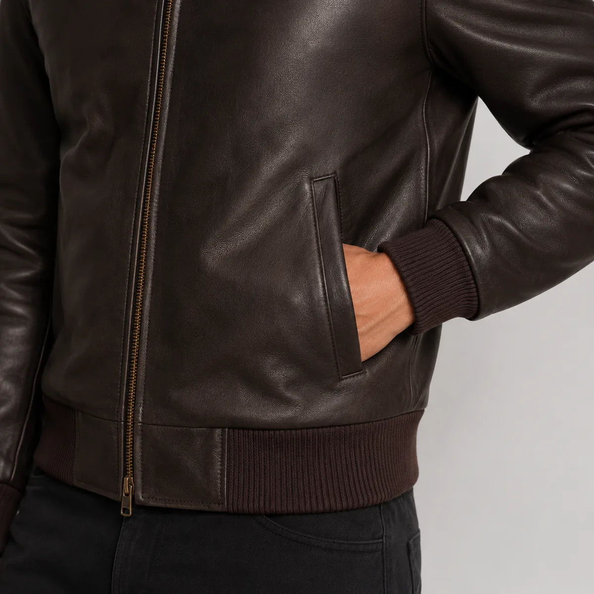 
Nærmynd of Classic Collar & Heavy-Duty Zipper Hardware on Dark Brúnn Sheepskin Bomberjakki úr Leðri fyrir Karla