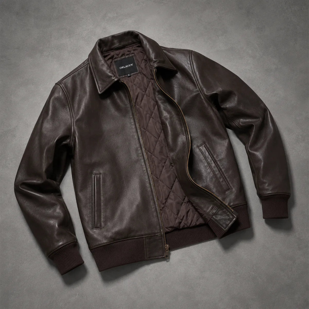 
Tailored Rib Cuffs & Hem Craftsmanship Construction Detail on Dark Brúnn Sheepskin Bomberjakki úr Leðri fyrir Karla
