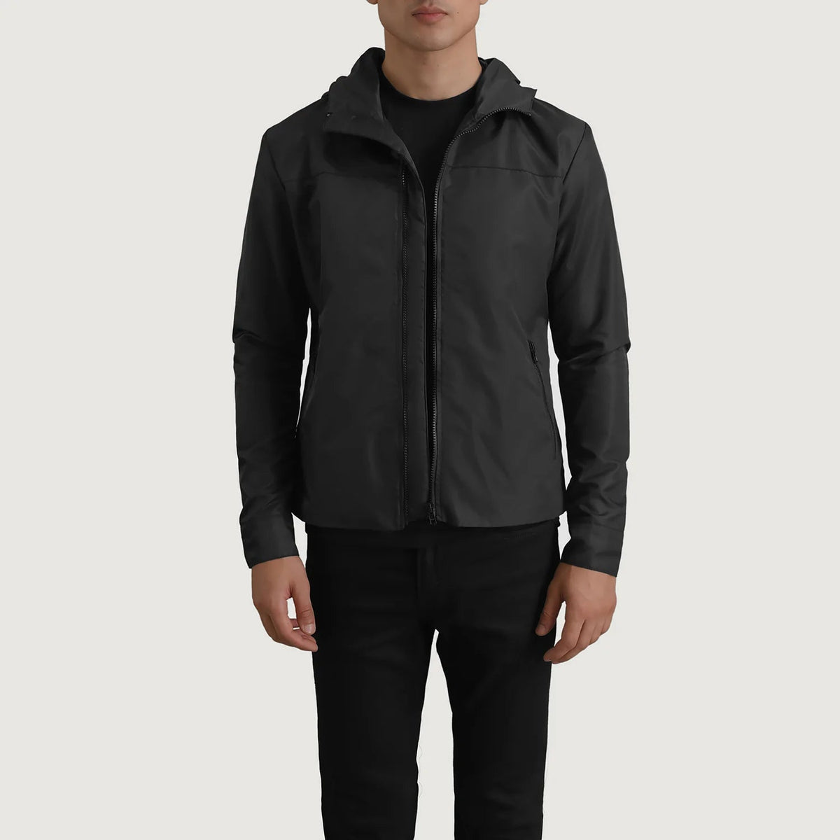 
Wesley Svartur Hooded Windbreaker Leðurjakki fyrir Karla í svörtu ekta nautsleðri - Að framan með sniðinni hönnun | Kaupa á netinu