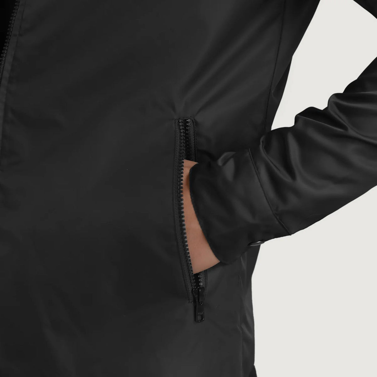 
Fóðursýn Showing Quilted Viscose Lining & Tveir hagnýtir innri vasar