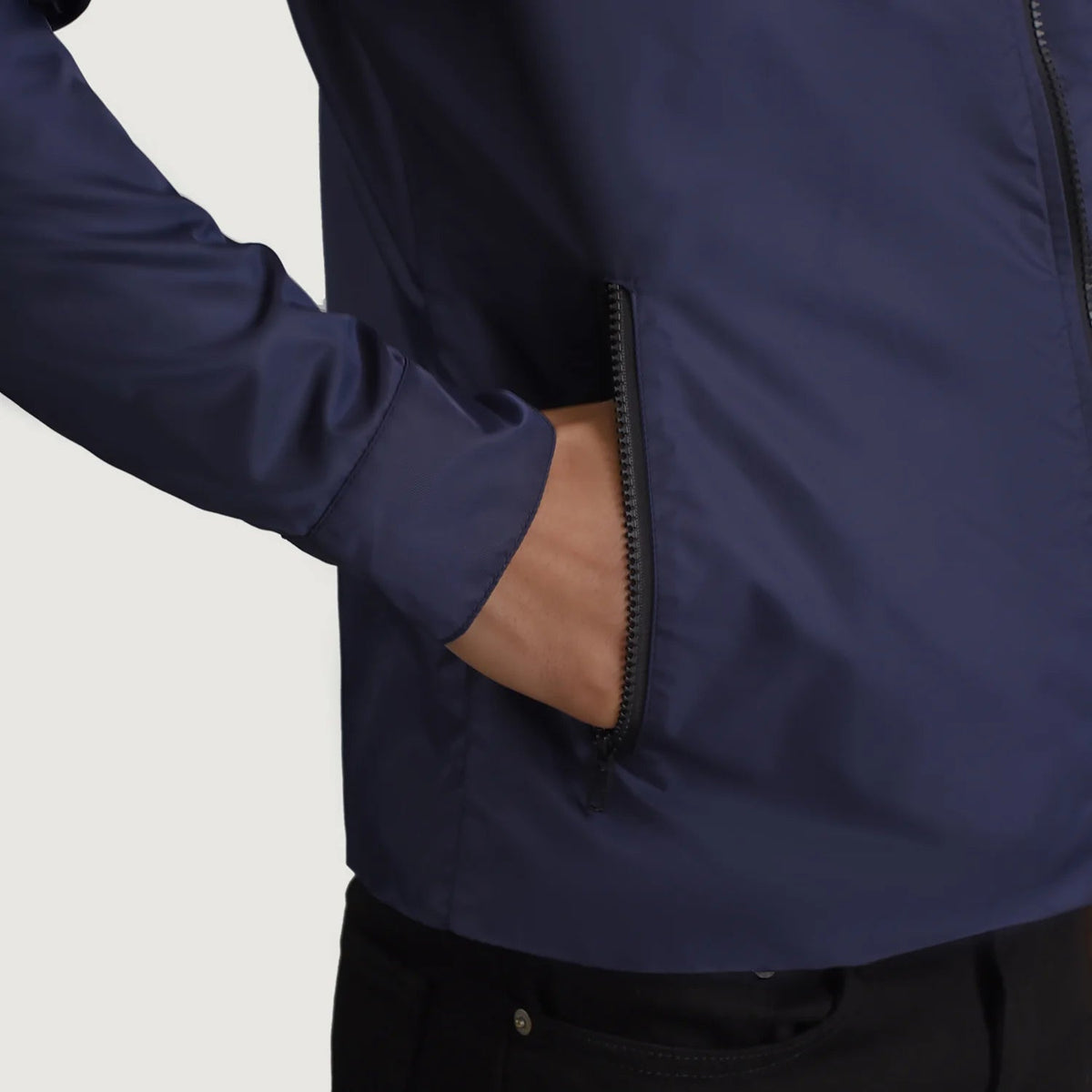 
Fóðursýn Showing Quilted Viscose Lining & Tveir hagnýtir innri vasar