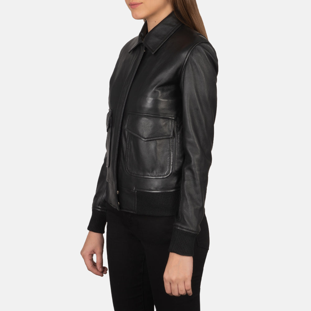 
Black Sheepskin Leather Bomber Jacket - Að aftan með nákvæmri axlasniði og hreinum fald