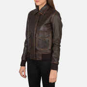 
Á módeli:  Westa A-2 Black Leather Bomber Jacket á módeli í náttúrulegu dagsbirtu
