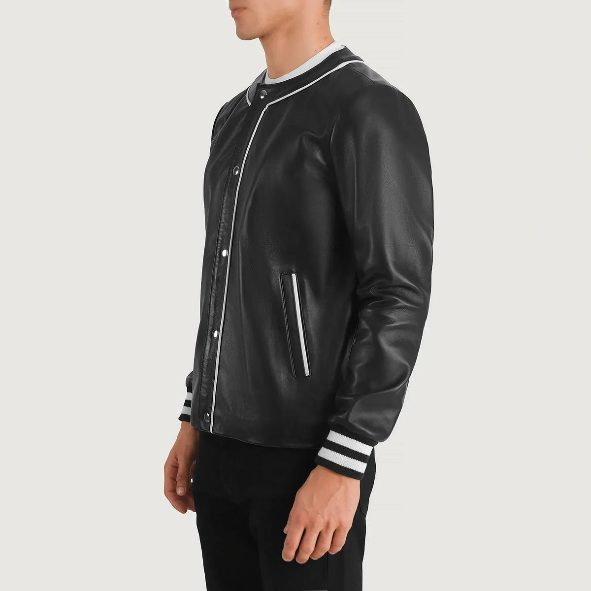 
Black Sheepskin Leather Varsity Jacket - Að aftan með nákvæmri axlasniði og hreinum fald