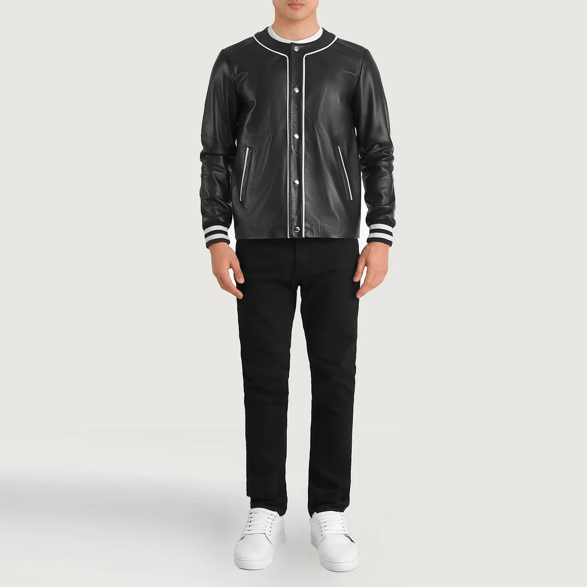 
Willis Black Leather Varsity Jacket - Hliðarsýn með vinnuvistfræðilegu ermasniði