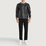 
Willis Black Leather Varsity Jacket - Hliðarsýn með vinnuvistfræðilegu ermasniði