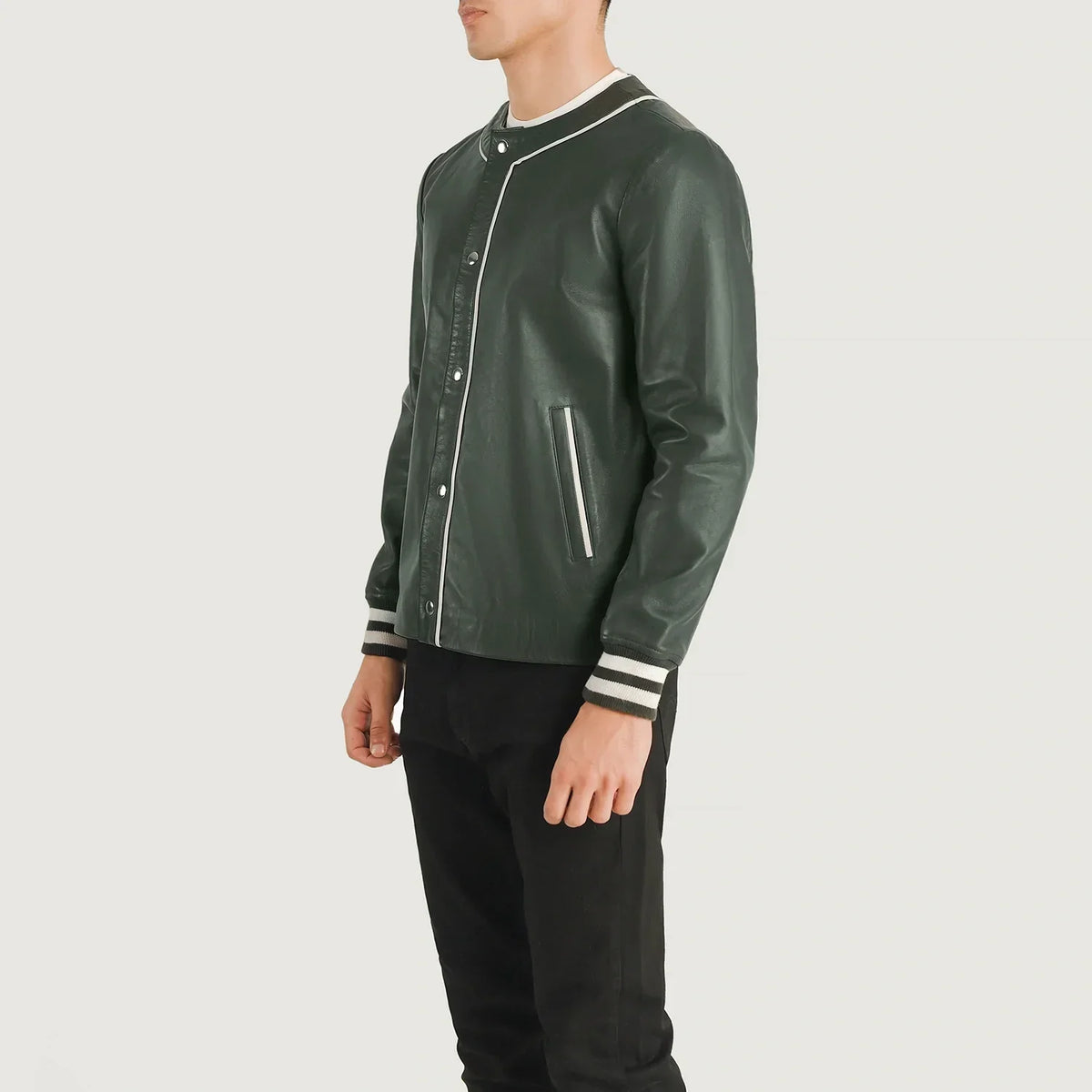 
Á módeli:  Willis Black Leather Varsity Jacket á módeli í náttúrulegu dagsbirtu