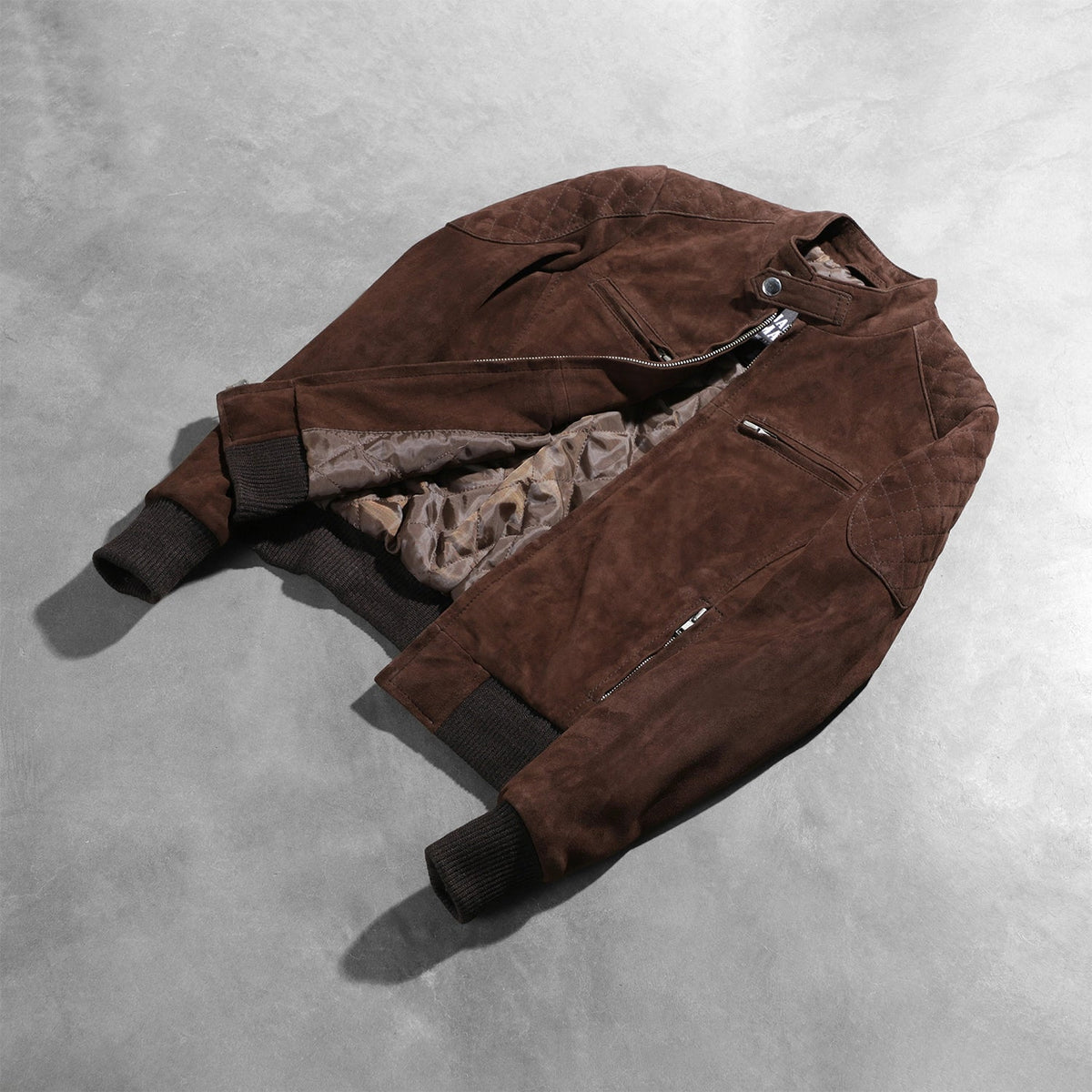 
Á módeli:  Zenna Mocha Suede Bomber Jacket á módeli í náttúrulegu dagsbirtu